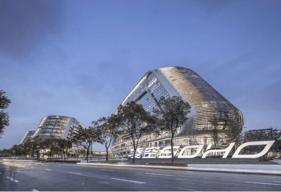 Zaha Hadid's Flowing Artistry: Shanghai Sky SOHO / Ctrip